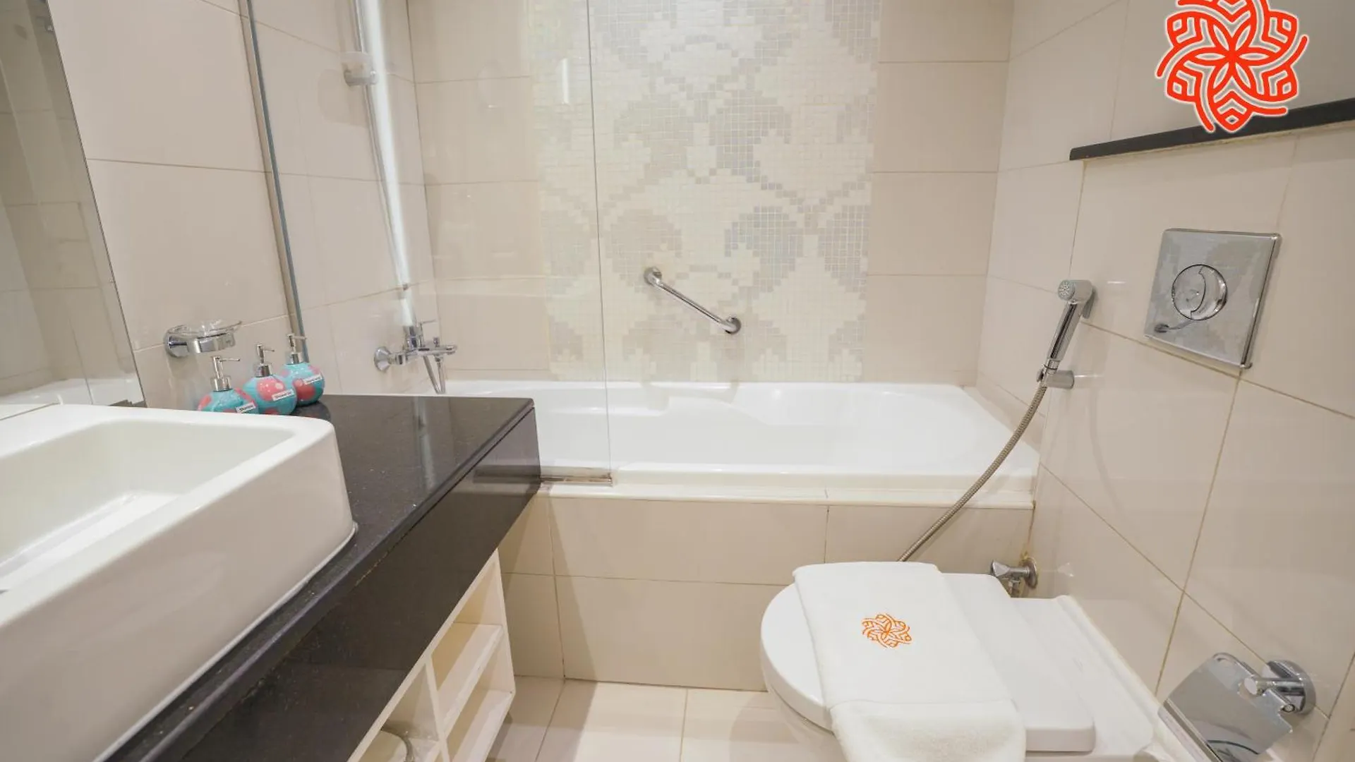 Alashrafia Saray- Classy 1Bdr Apartment In Canal Views Dubái
